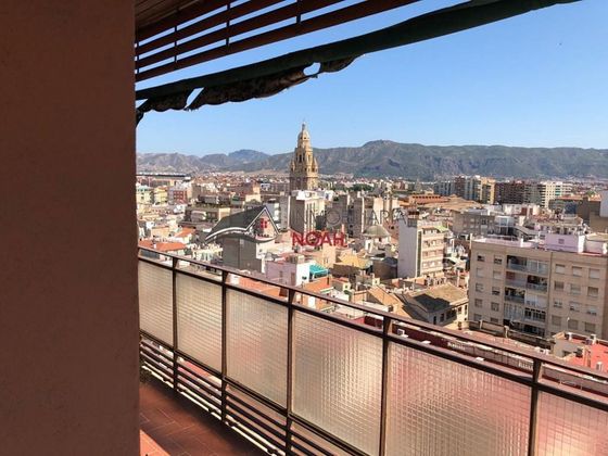 Foto 2 de Pis en lloguer a Centro - Murcia de 5 habitacions amb mobles i balcó