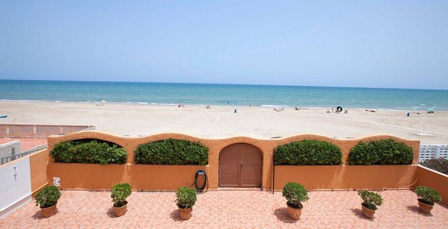 Foto 2 de Xalet en venda a El Perellonet de 6 habitacions amb terrassa i piscina