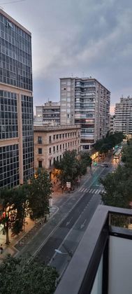 Foto 2 de Alquiler de piso en Centro - Murcia de 5 habitaciones con muebles y balcón