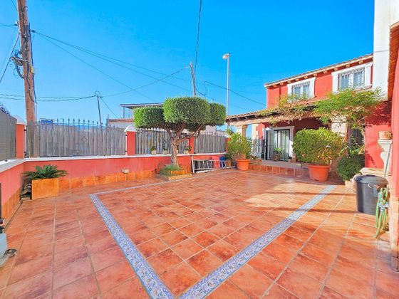 Foto 1 de Casa en venta en Polígono Santa Ana de 5 habitaciones con terraza y jardín