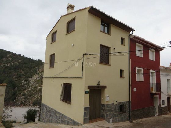 Foto 1 de Casa en venda a calle Cubos de 3 habitacions amb balcó i calefacció