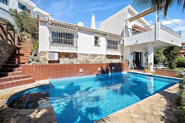 Foto 2 de Chalet en venta en calle Castillo Sohail de 3 habitaciones con terraza y piscina