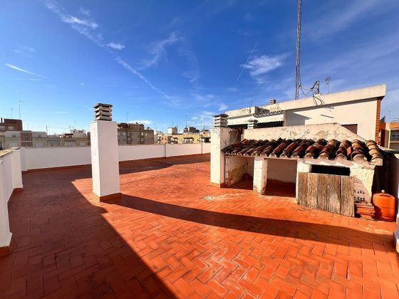 Foto 2 de Àtic en venda a Torrefiel de 4 habitacions amb terrassa i garatge