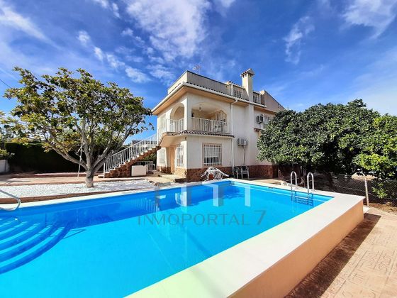 Foto 1 de Chalet en venta en Riba-roja de Túria de 6 habitaciones con terraza y piscina