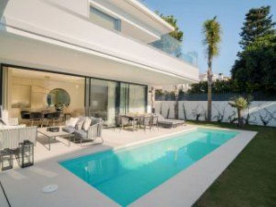 Foto 1 de Xalet en venda a calle Rio Verde de 4 habitacions amb terrassa i piscina