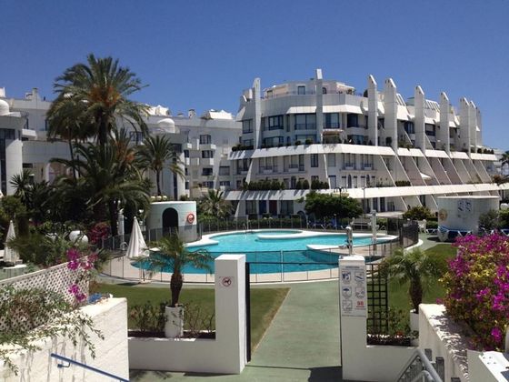 Foto 1 de Alquiler de dúplex en urbanización Marbella House de 2 habitaciones con terraza y piscina