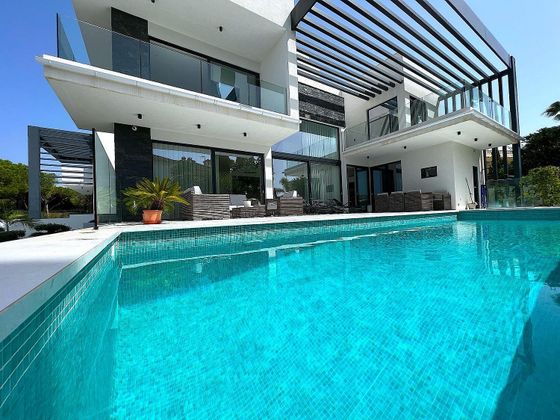 Foto 2 de Chalet en venta en urbanización Marbesa de 6 habitaciones con terraza y piscina