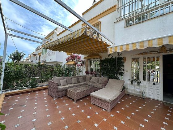Foto 2 de Casa adossada en lloguer a urbanización Marbellamar de 5 habitacions amb terrassa i piscina
