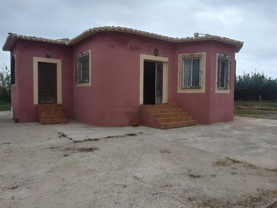 Foto 1 de Chalet en venta en La Vega - Marenyet de 4 habitaciones con terraza y jardín