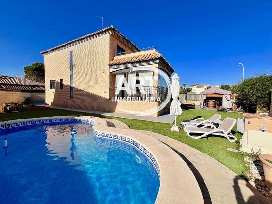 Foto 1 de Xalet en venda a Entrepinos de 4 habitacions amb terrassa i piscina