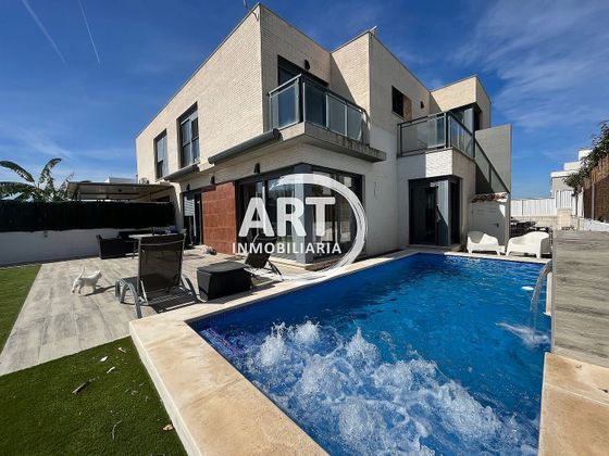 Foto 1 de Venta de casa en calle Del Rio Duero de 4 habitaciones con terraza y piscina