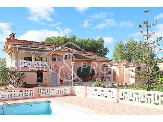 Foto 1 de Venta de chalet en Monserrat de 4 habitaciones con terraza y piscina