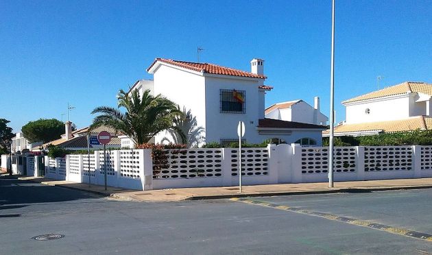 Foto 2 de Chalet en venta en Urbasur - Islantilla de 4 habitaciones con terraza
