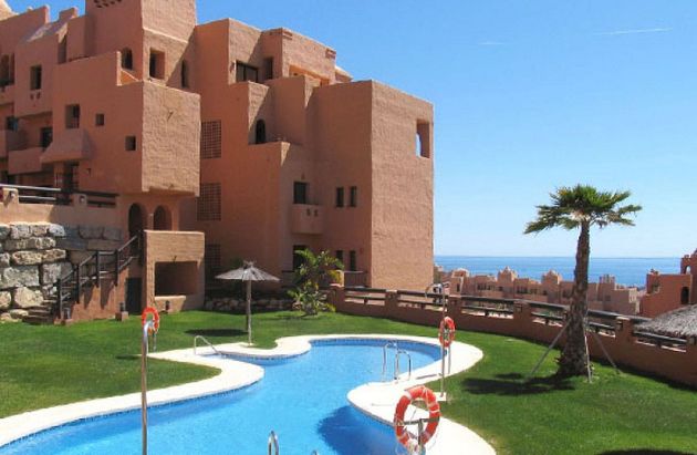 Foto 1 de Piso en venta en San Luis de Sabinillas de 2 habitaciones con terraza y piscina