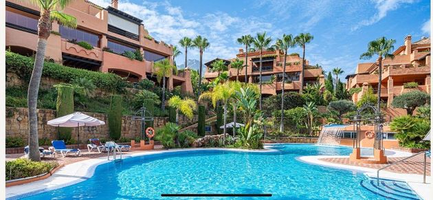 Foto 1 de Pis en venda a Lomas de Marbella Club - Puente Romano de 2 habitacions amb terrassa i piscina