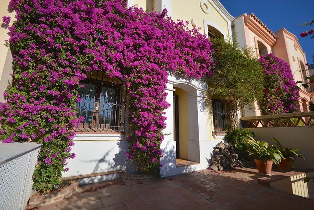 Foto 1 de Casa adossada en venda a urbanización Isla de Guadalmina de 4 habitacions amb terrassa i piscina