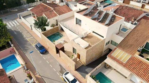 Foto 2 de Chalet en venta en San Pedro del Pinatar de 4 habitaciones con terraza y piscina