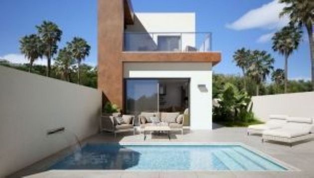 Foto 1 de Casa en venta en Daya Nueva de 3 habitaciones con terraza y piscina