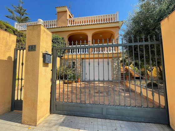 Foto 2 de Venta de casa en calle Carles Salvador de 4 habitaciones con terraza y piscina