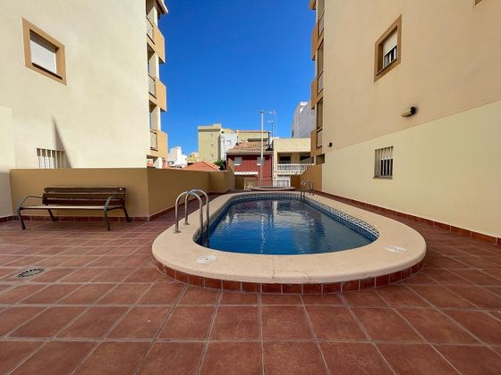Foto 1 de Pis en lloguer a calle Benidorm de 2 habitacions amb terrassa i piscina