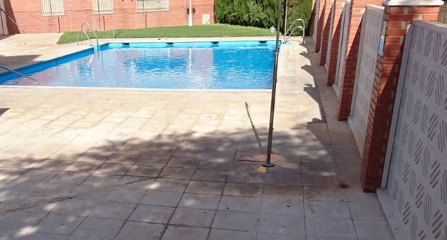 Foto 2 de Piso en venta en Linares de 2 habitaciones con piscina y garaje