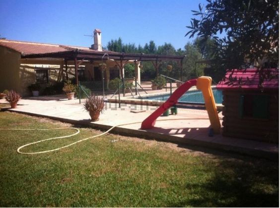 Foto 1 de Xalet en venda a Carmona de 5 habitacions amb piscina i jardí