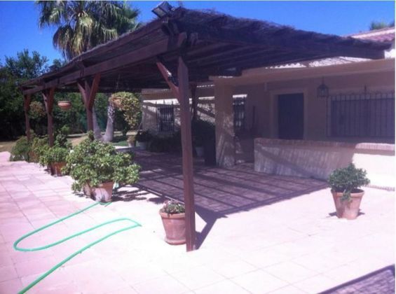Foto 2 de Xalet en venda a Carmona de 5 habitacions amb piscina i jardí