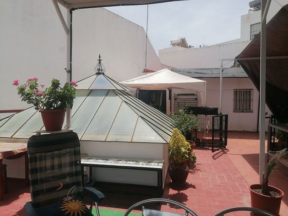 Foto 2 de Casa adossada en venda a Carmona de 4 habitacions amb terrassa i piscina