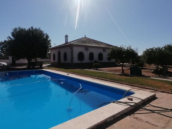 Foto 2 de Xalet en venda a Carmona de 6 habitacions amb terrassa i piscina
