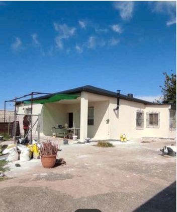 Foto 2 de Venta de chalet en Carmona de 3 habitaciones con terraza y piscina