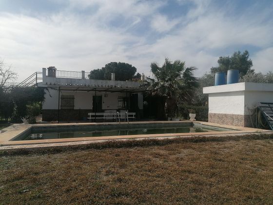 Foto 1 de Xalet en venda a Carmona de 2 habitacions amb terrassa i piscina