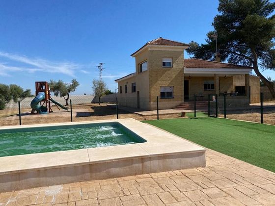Foto 1 de Venta de chalet en Carmona de 5 habitaciones con terraza y piscina