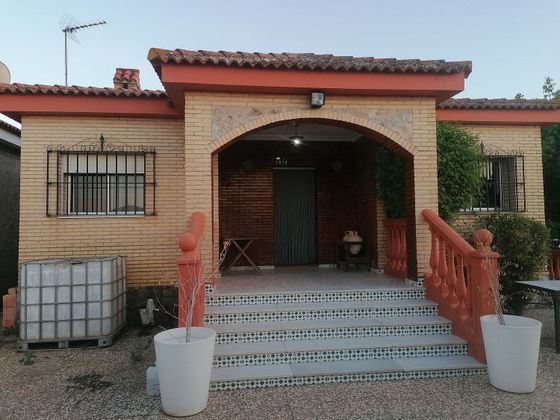 Foto 1 de Venta de chalet en Carmona de 3 habitaciones con terraza y piscina