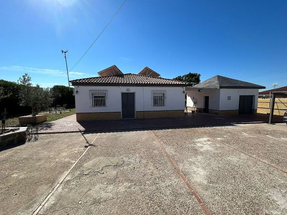 Foto 1 de Venta de chalet en Carmona de 3 habitaciones con piscina y garaje