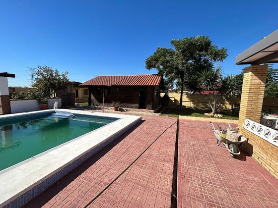 Foto 2 de Venta de chalet en Carmona de 3 habitaciones con piscina y garaje