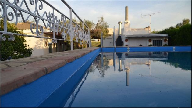 Foto 2 de Xalet en venda a Carmona de 4 habitacions amb piscina i jardí