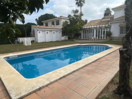 Foto 1 de Venta de chalet en Carmona de 5 habitaciones con piscina y jardín