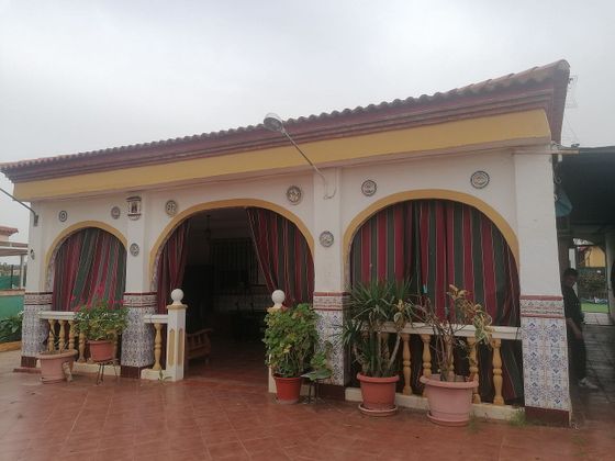 Foto 1 de Venta de chalet en Carmona de 2 habitaciones con piscina y jardín