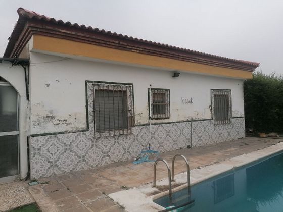 Foto 2 de Venta de chalet en Carmona de 2 habitaciones con piscina y jardín