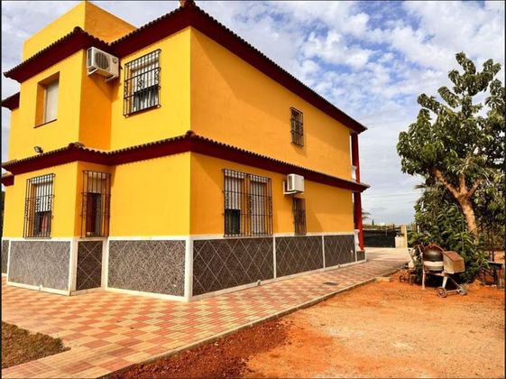 Foto 2 de Xalet en venda a Carmona de 5 habitacions amb terrassa i piscina