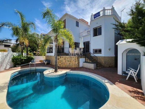 Foto 1 de Chalet en venta en Nueva Nerja - Burriana de 3 habitaciones con terraza y piscina