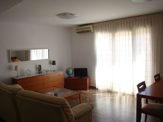 Foto 2 de Pis en lloguer a La Malva-rosa de 4 habitacions amb mobles i balcó