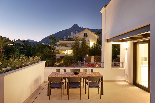 Foto 2 de Àtic en venda a Lomas de Marbella Club - Puente Romano de 3 habitacions amb terrassa i piscina