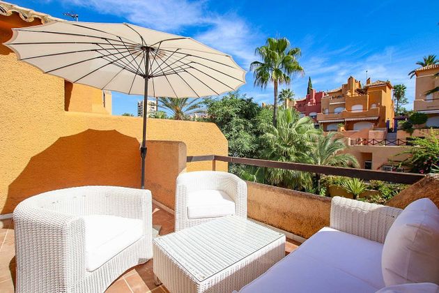 Foto 1 de Casa en venta en Nueva Andalucía centro de 3 habitaciones con terraza y piscina