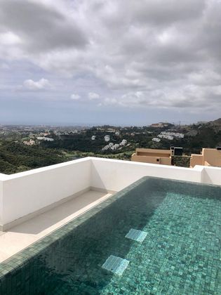 Foto 1 de Pis en lloguer a Benahavís de 3 habitacions amb terrassa i piscina