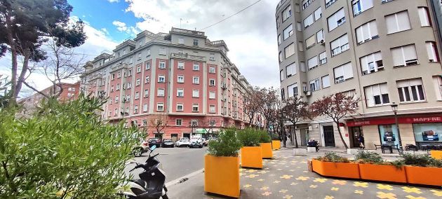 Foto 2 de Àtic en lloguer a calle De L'erudit Orellana de 2 habitacions amb terrassa i mobles
