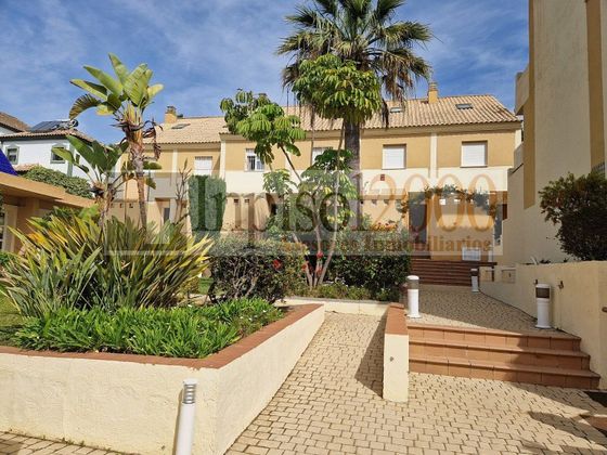 Foto 1 de Casa adossada en venda a calle Cañaveral de 3 habitacions amb terrassa i piscina