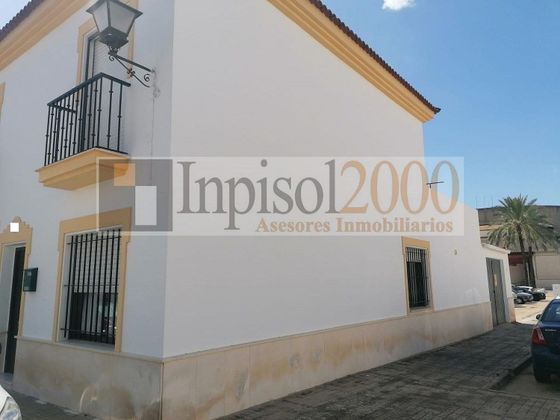 Foto 2 de Casa adossada en venda a calle Villablanca de 4 habitacions amb garatge
