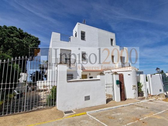 Foto 2 de Casa en venta en calle Azucena de 4 habitaciones con terraza y piscina