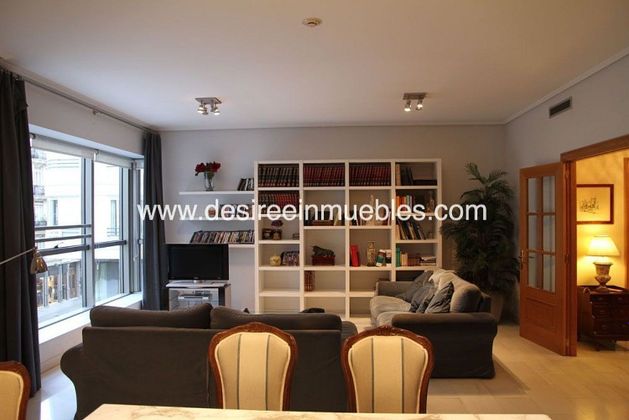 Foto 2 de Alquiler de piso en El Mercat de 4 habitaciones con garaje y muebles